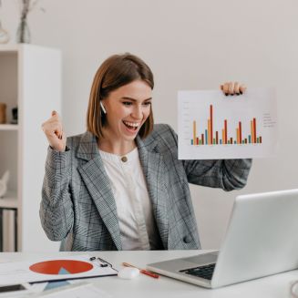 Mujer feliz por resultados